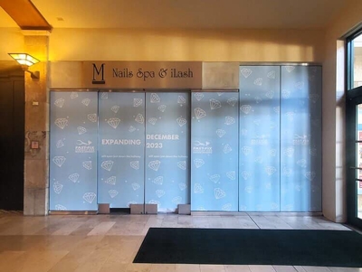 Custom retail window graphics Photo